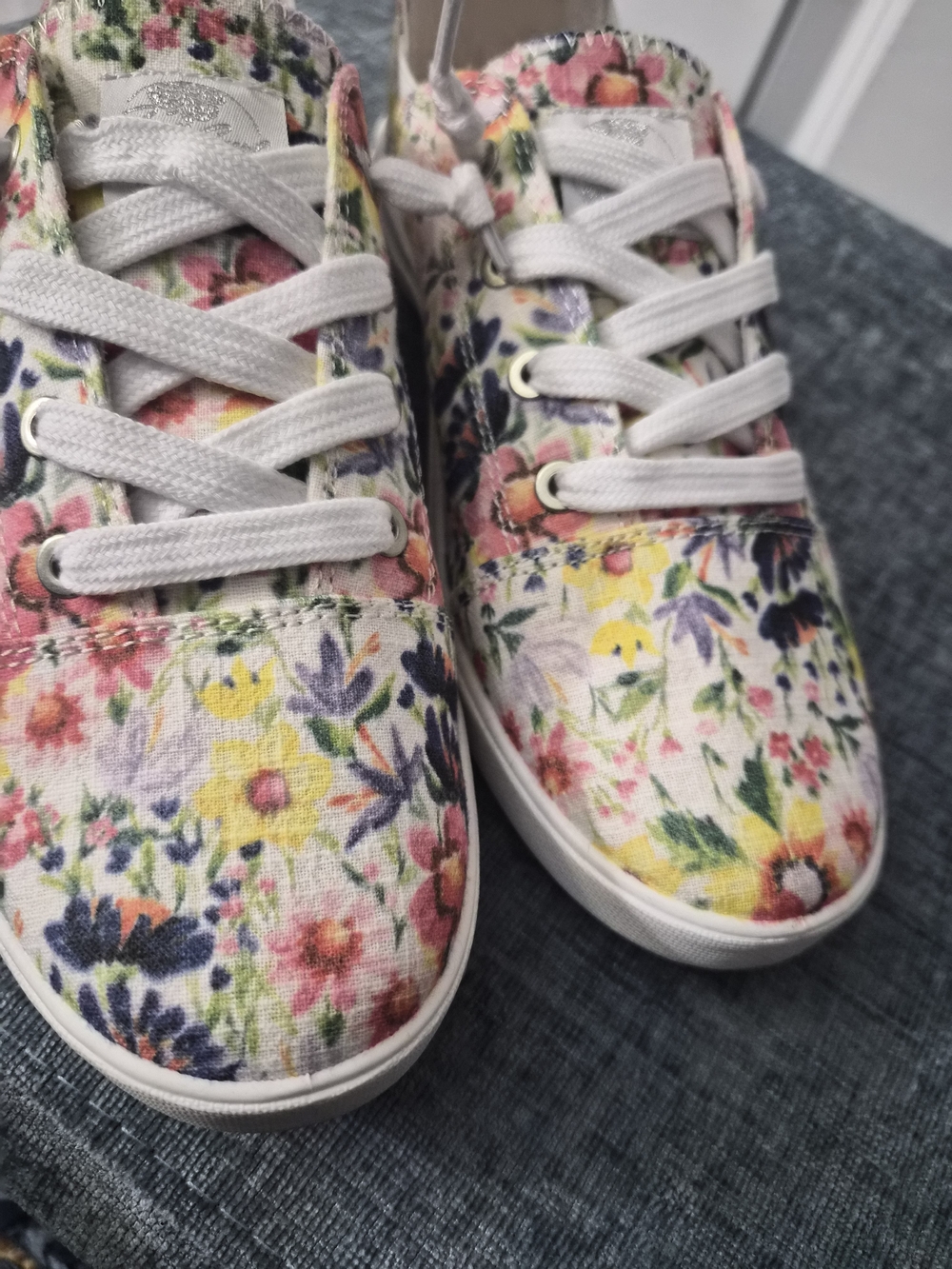 Roxy White and Gray Floral Shoe Sleeve - Picture 10 of 13